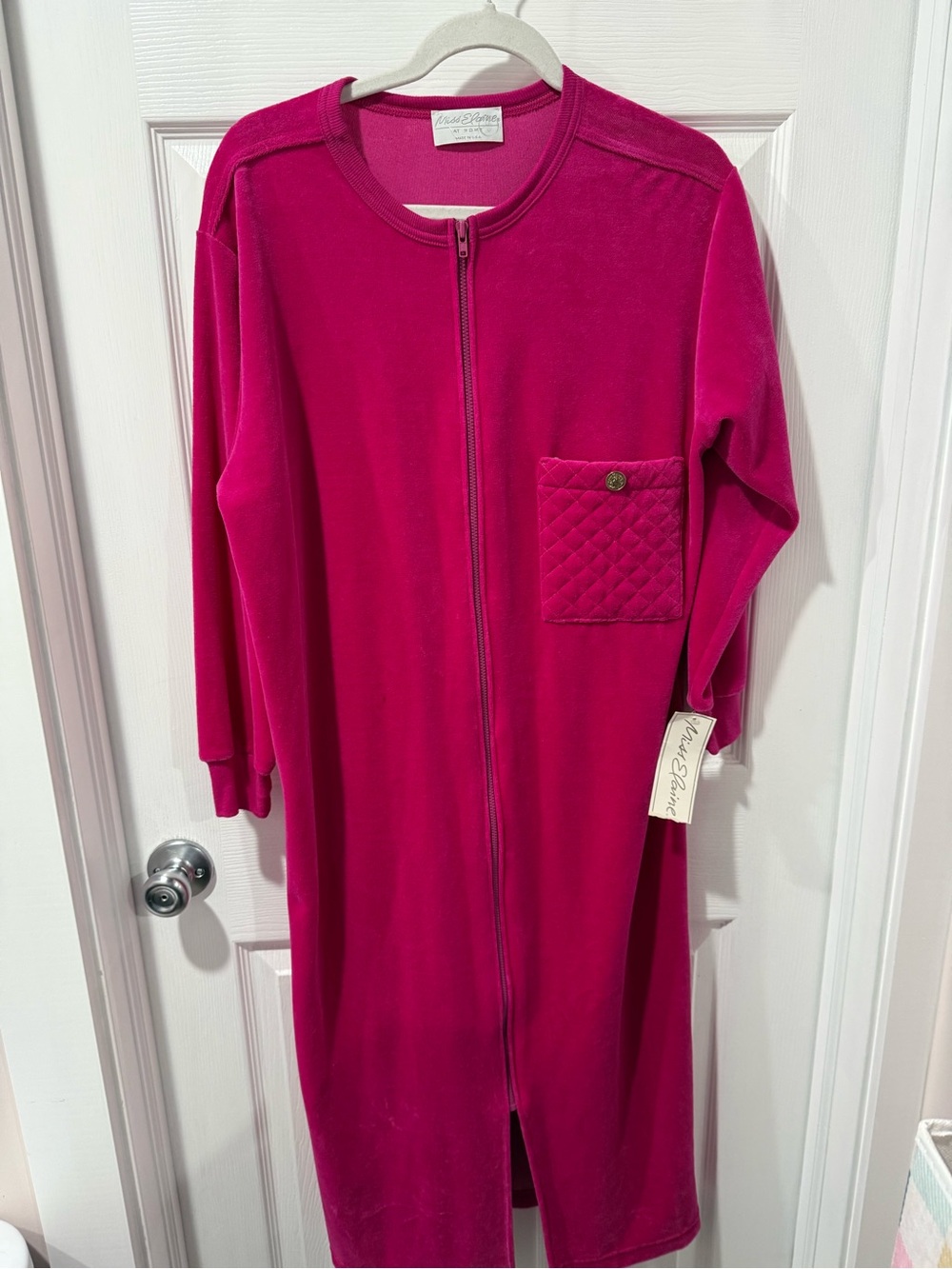 Vintage Miss Elaine velour hot pink zip up robe. NWT, small stain front see pic